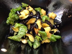 放入刚炸好的食材，翻炒均匀