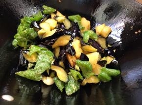 放入刚炸好的食材，翻炒均匀