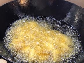 土豆放入7成热油锅中炸至表面金黄，捞出备用