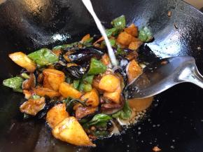 淋入淀粉水勾芡