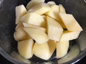 土豆去皮洗净后切小块
