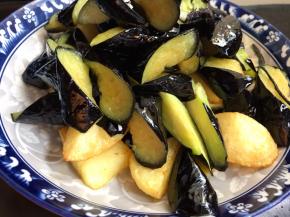 接着把茄子也放入油锅中炸至表面变色，捞出备用