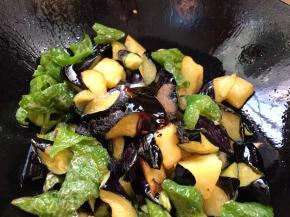 调入盐、胡椒粉、味精、白糖、酱油、蚝油，翻炒均匀