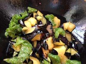 调入盐、胡椒粉、味精、白糖、酱油、蚝油，翻炒均匀