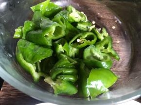 青椒去蒂去籽切块