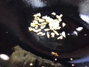 锅留底油放入姜蒜末爆香