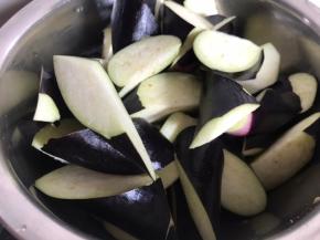 茄子喜欢去蒂切成小块