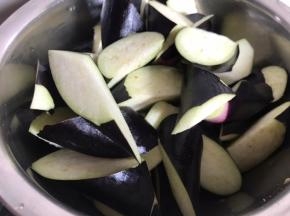 茄子喜欢去蒂切成小块