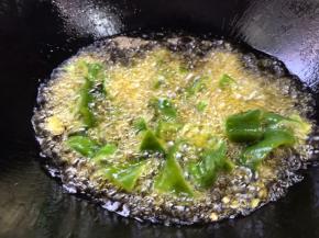 青椒也炸至表面变色，捞出备用