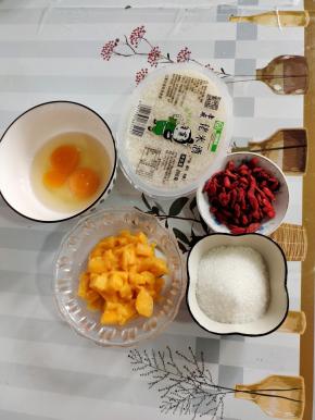 准备好所需的食材：

米酒400克，鸡蛋2个。芒果1个切成小丁，白糖3大勺，枸杞30克！