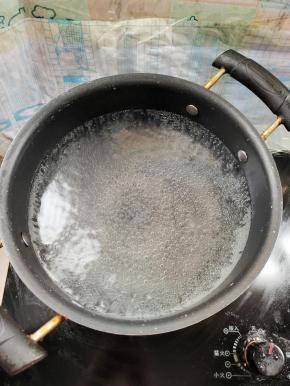 锅中放入适量的水，烧开！