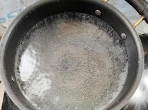 锅中放入适量的水，烧开！