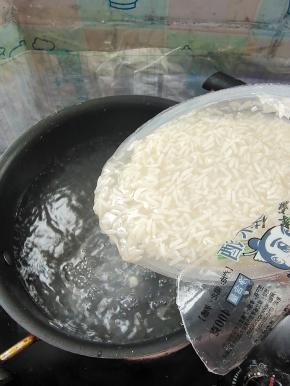 放入米酒，继续煮开！