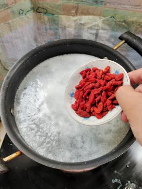 放入枸杞，再继续煮2分钟！