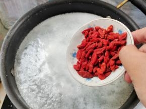 放入枸杞，再继续煮2分钟！