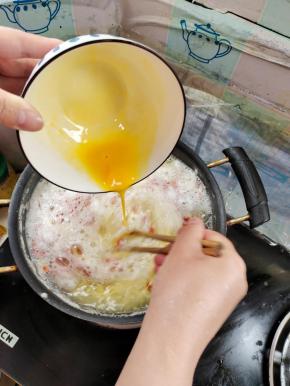 鸡蛋搅打散，边倒入沸腾的水中，边用筷子快速的搅拌，让鸡蛋瞬间变成均匀的蛋花！