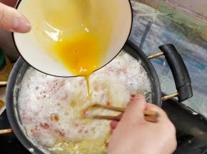 鸡蛋搅打散，边倒入沸腾的水中，边用筷子快速的搅拌，让鸡蛋瞬间变成均匀的蛋花！
