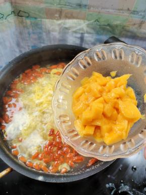 倒入切好的芒果丁！（也可以换成自己喜欢的水果！没有也可以不放！）