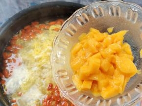 倒入切好的芒果丁！（也可以换成自己喜欢的水果！没有也可以不放！）