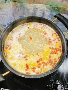 起锅前，芶一个薄芡即可食用！