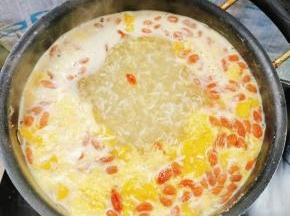 起锅前，芶一个薄芡即可食用！