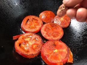 接着撒意式香草粉
