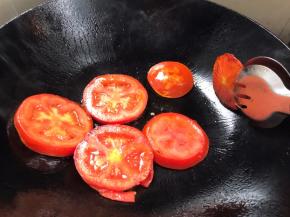 中火煎至出香味后，翻面