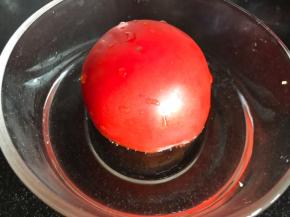 番茄洗净（番茄买大个的熟透的蕃茄）