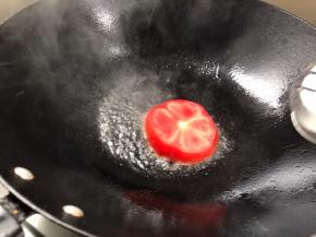 冷油放入番茄片