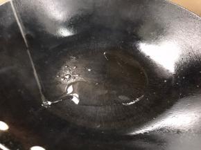 起锅放入橄榄油