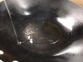 起锅放入橄榄油