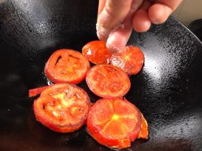 再撒上盐（尽量用手捻少许盐慢慢撒匀）