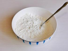 首先将低筋面粉＋小苏打＋泡打粉混合搅拌均匀。