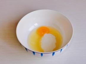鸡蛋与细砂糖混合。（蛋液55克）
