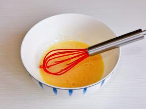 用手动打蛋器搅拌至糖融化。