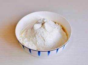 筛入混合好的粉类，搅拌至无干粉。