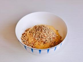 加入压碎的熟核桃仁。