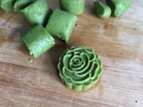 再倒扣在案板上，再按压一下模具，取出模具即可