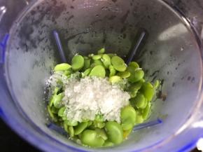 蒸熟的蚕豆米放入料理机中，加入冰糖打成糊状