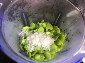 蒸熟的蚕豆米放入料理机中，加入冰糖打成糊状