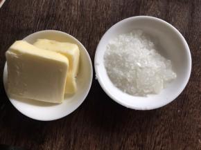 备好黄油和冰糖