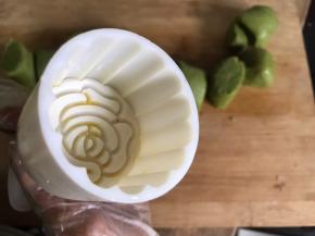 模具里抹上一层薄薄的油，放入一个小团，轻轻压一下