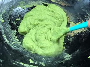 搅拌至刚刚成团转小火，继续搅拌