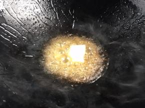 热锅放入黄油融化