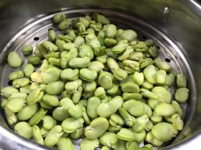 蚕豆米洗净后放入开水锅中蒸熟，约15分钟