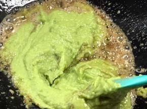 倒入蚕豆糊，大火不停搅拌