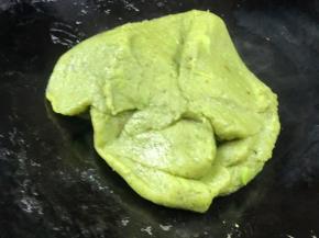 拌至完全成团，关火，继续翻拌至不烫手