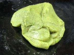 拌至完全成团，关火，继续翻拌至不烫手