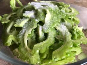 加盐充分搅拌，腌制10分钟