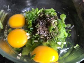 加入鸡蛋、葱花、料酒、胡椒粉和味精，搅拌均匀